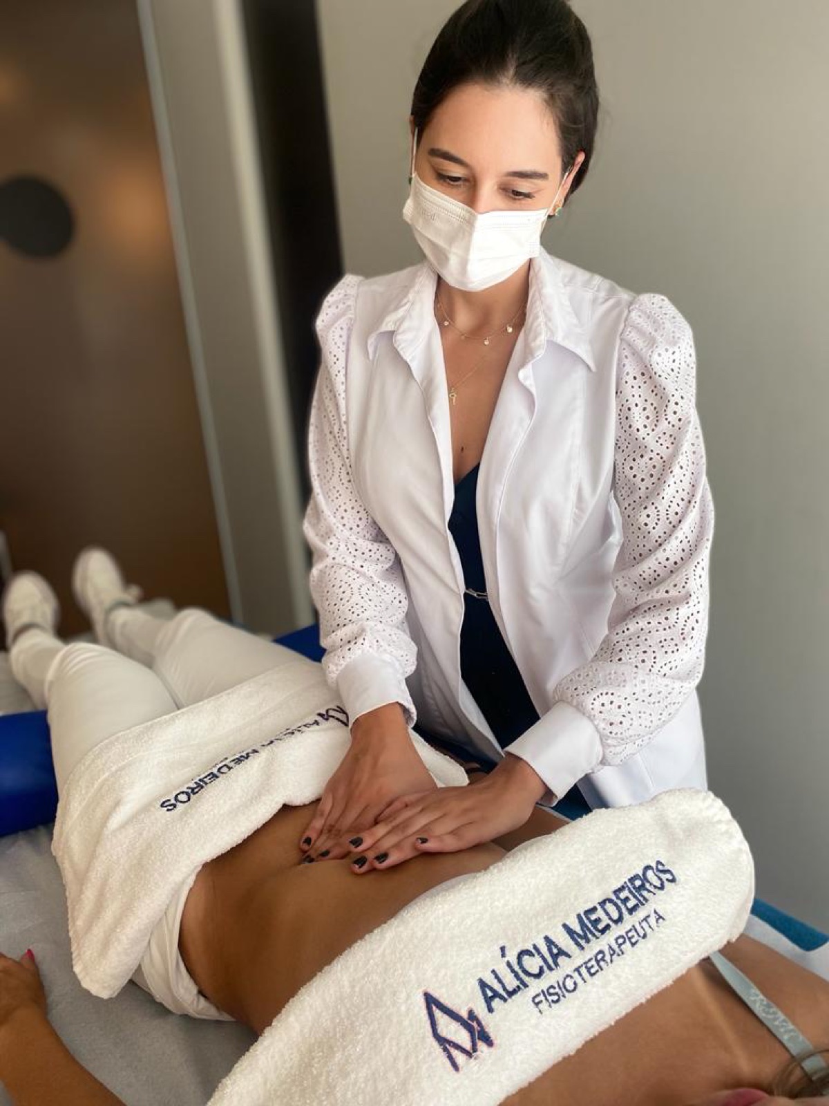 Alícia Medeiros realizando atendimento de fisioterapia pós-operatória